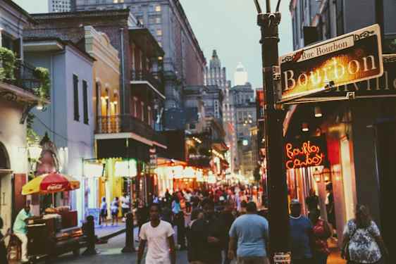 Gata i skymning i New Orleans