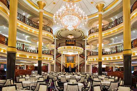 En elegant restaurang i flera våningsplan med stor kristallkrona i taket.