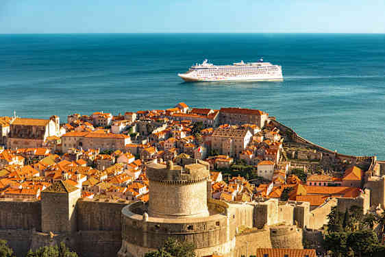 Ett av Norwegian Cruise Lines fartyg i Dubrovnik