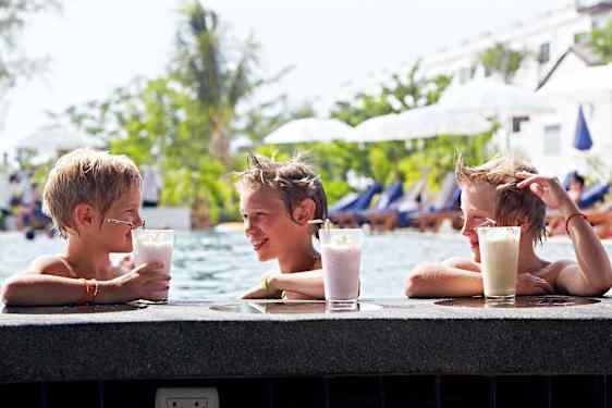 3 killar i poolen på Sunwing Kamala Beach