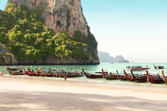Longtailbåt vid en strand i Krabi