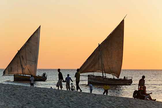 Båtar på Zanzibar i solnedgången