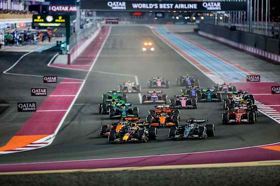 Formel-1 bil på en bana