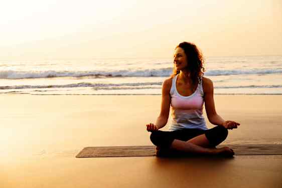 Yoga på strand 