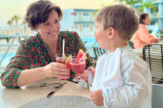 Lottie Knutson och hennes barnbarn dricker en drink