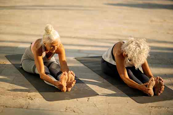 Kvinnor gör yoga