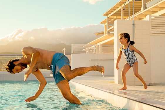 pappa och dotter badar i poolen