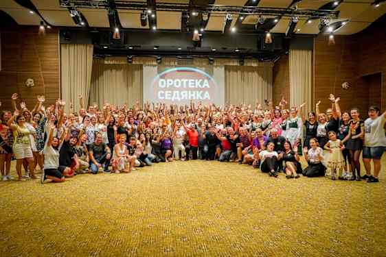 Ett gäng folkdansare