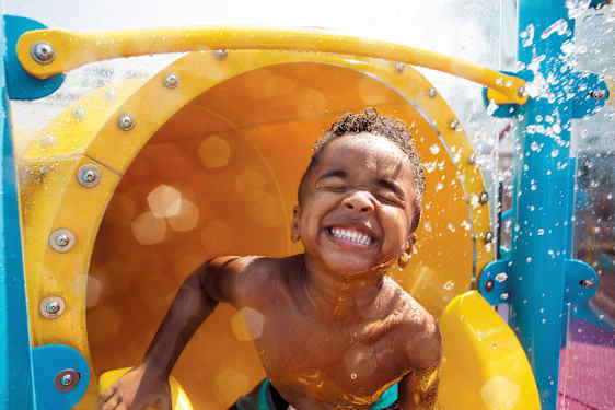 En pojke ska precis ge sig in i en vattenrutschbana.