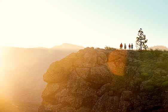 Familj står uppe på en bergstopp