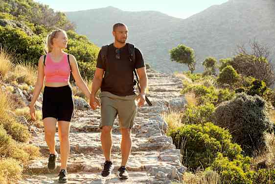 Två personer vandrar