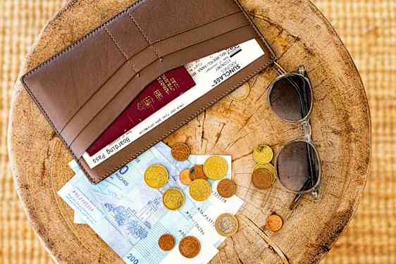 Pengar och solglasögon på ett bord