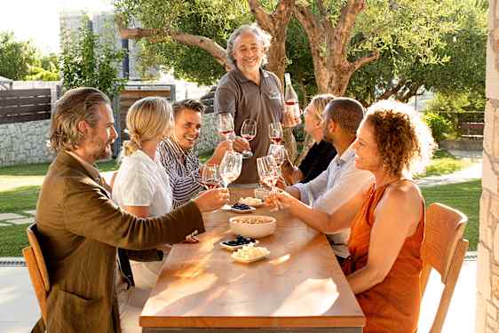 Stort sällskap på vinprovning