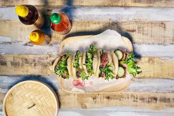 ÅNGADE OCH FYLLDA BAOBRÖD MED FLÄSKSIDA