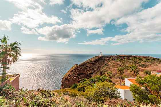 Vacker vy över berg och hav i Madeira