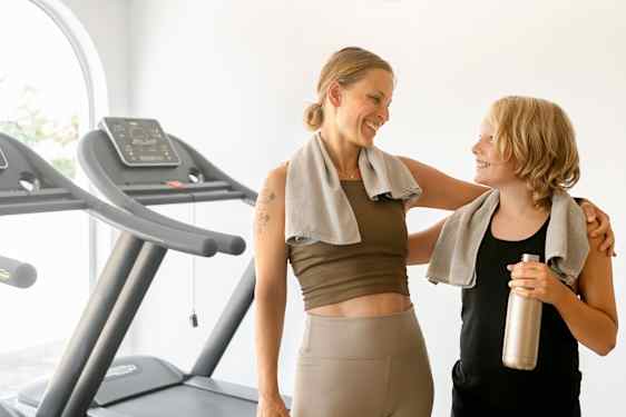 Kvinna och pojke på gym