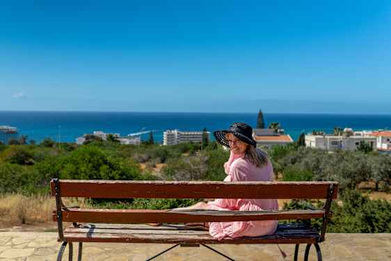 Kvinna sitter på en bänk