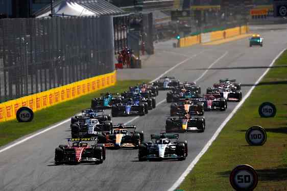 Formel-1 bil på en bana
