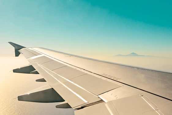 Flygplansvinge i luften