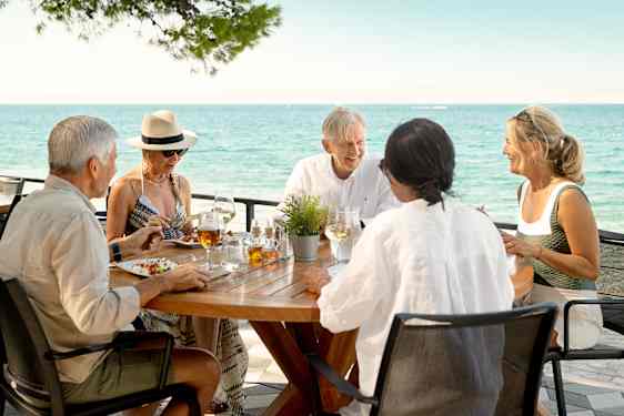 Grupp sitter vid ett bord på en restaurang