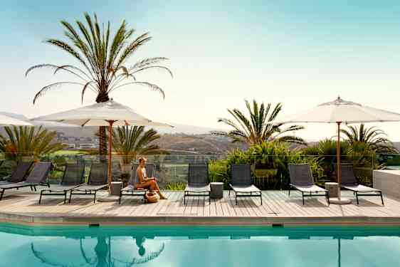 Kvinna vid poolen på Gran Canaria