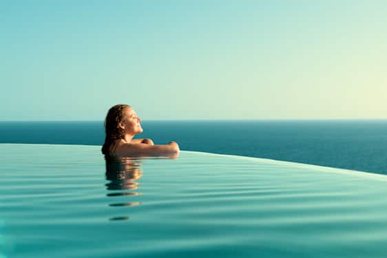 Kvinna i infinity pool