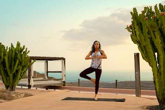 Kvinna gör yoga utomhus
