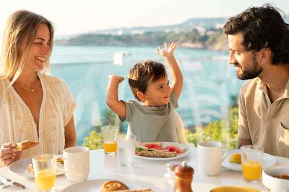Familj vid ett bord på Sunwing Kallithea Beach