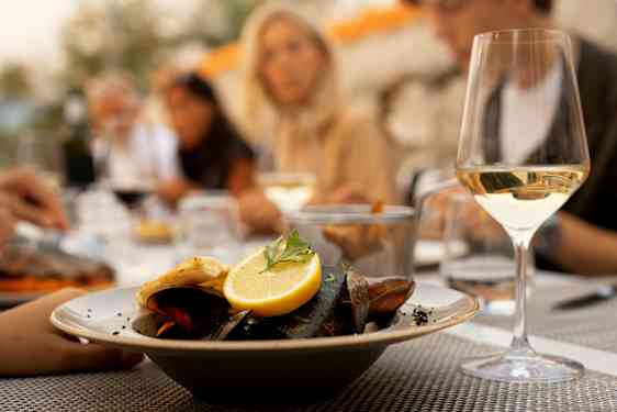 Musslor och vin uppdukat på ett bord