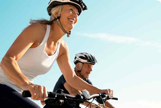 Två personer på cykel