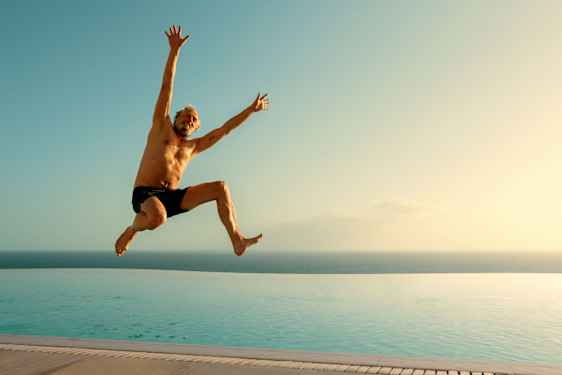 Man hoppar i en pool