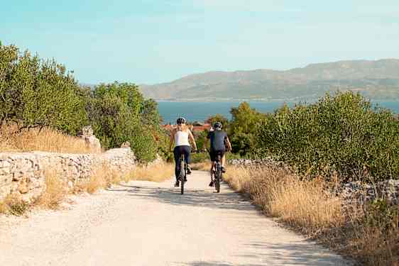 två personer vandrar i bergen