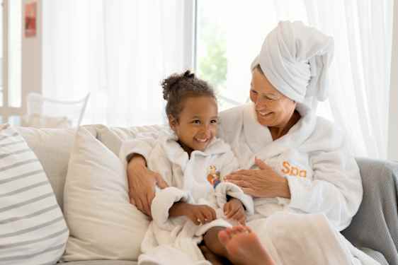 Mormor/farmor på spa med barnbarn