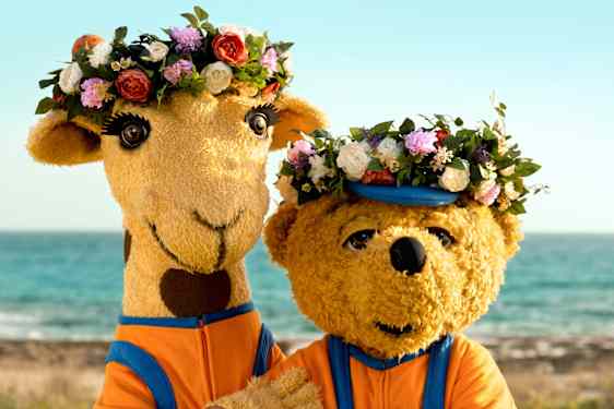 Lollo och Bernie i midsommarkransar