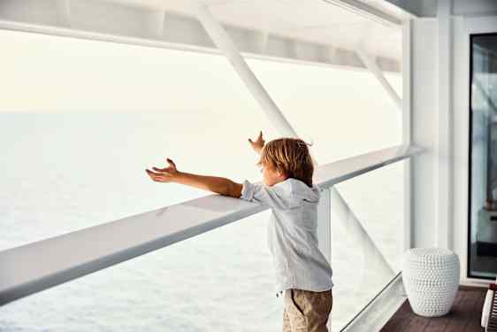 Pojke i ett fönster på Celebrity Cruises