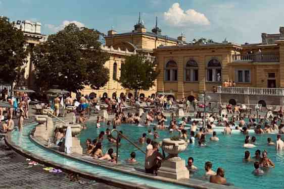 Mycket folk i poolen