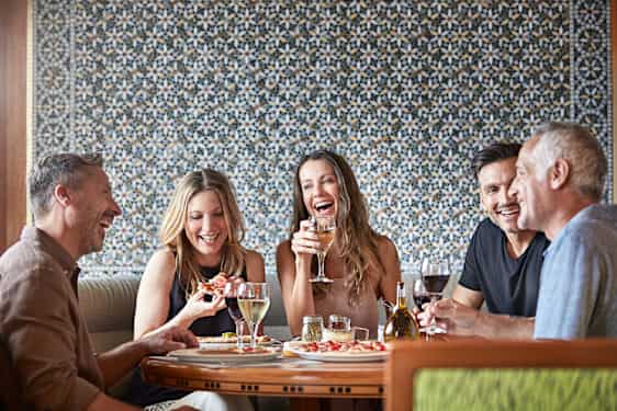 Det finns ofta flera restauranger att äta på ombord