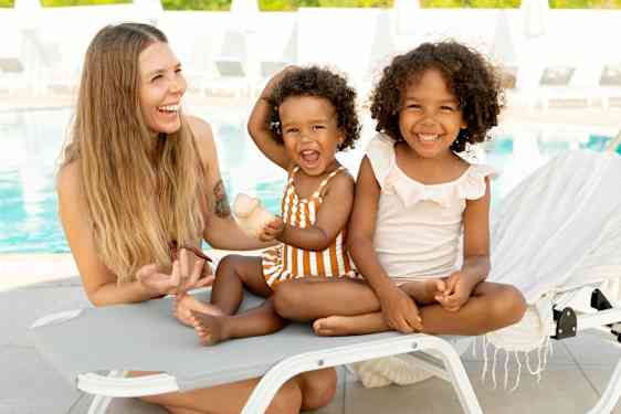 Familj vid pool