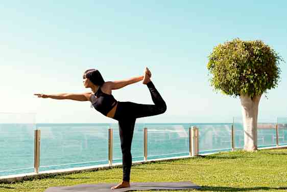 Kvinna gör yoga
