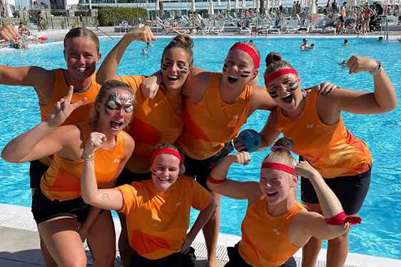 Ving-guider vid poolen