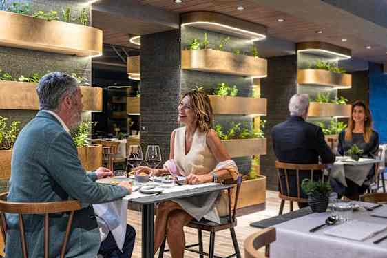 Par i restaurang på MSC
