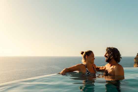 Par i en pool på Gran Canaria