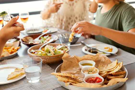Uppdukat bord med grekisk mat