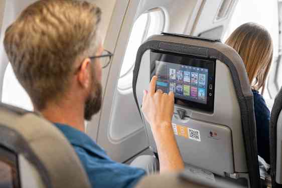 Man tittar på skärm på planet