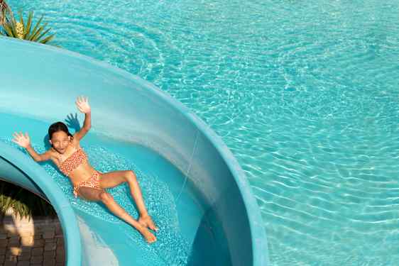 Barn i pool