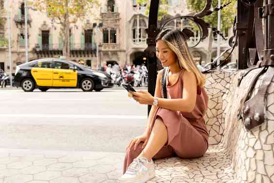 Kvinna kollar på sin telefon 