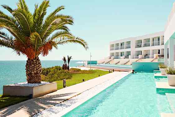 Rum med poolaccess och havsutsikt på Ocean Beach Club Kreta.