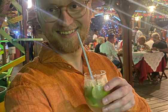 Kvällarna bjuder på goda drinkar och bra stämning. Foto: Privat