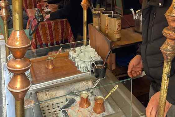 Kaffet värms upp över kol