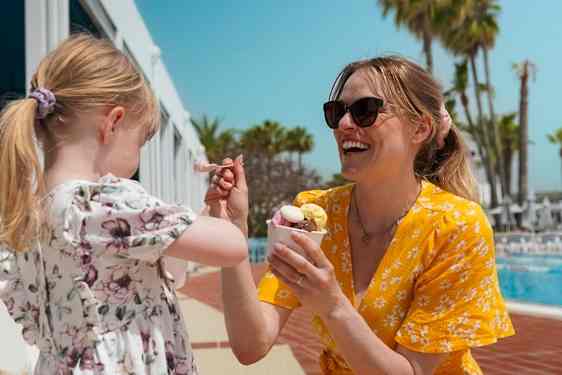 Mamma och dotter äter glass